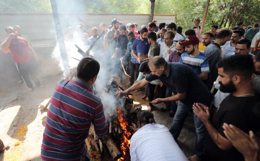 Family members performing last rites of Kashmiri Pandit Puran Krishan Bhat, who was shot dead by the terrorists, in Jammu on Sunday.
